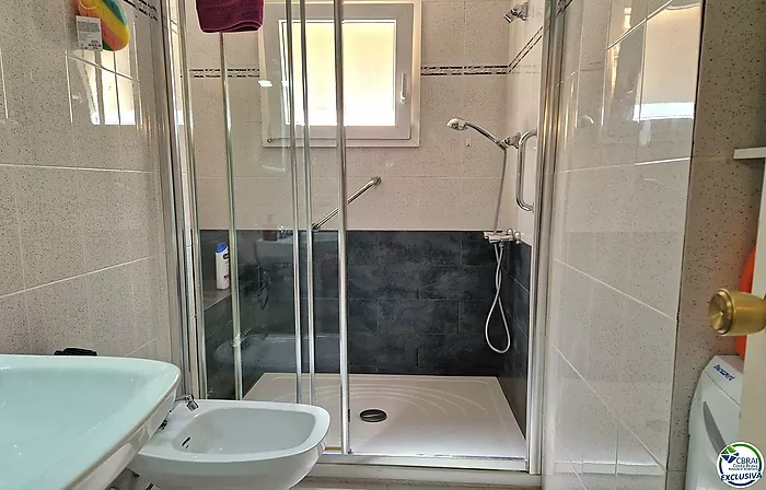 Apartamento de 2 habitaciones dobles, ubicado en la encantadora zona del Puerto Pesquero de Roses.