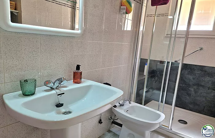 Apartamento de 2 habitaciones dobles, ubicado en la encantadora zona del Puerto Pesquero de Roses.