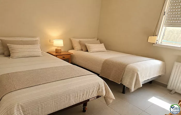 Apartamento de 2 habitaciones dobles, ubicado en la encantadora zona del Puerto Pesquero de Roses.