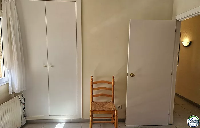 Apartamento de 2 habitaciones dobles, ubicado en la encantadora zona del Puerto Pesquero de Roses.