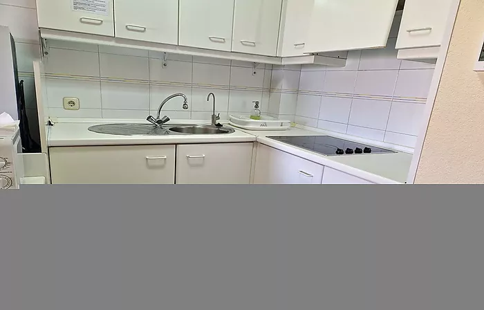 Apartamento de 2 habitaciones dobles, ubicado en la encantadora zona del Puerto Pesquero de Roses.