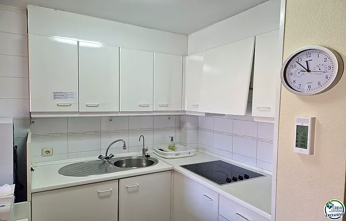 Apartamento de 2 habitaciones dobles, ubicado en la encantadora zona del Puerto Pesquero de Roses.