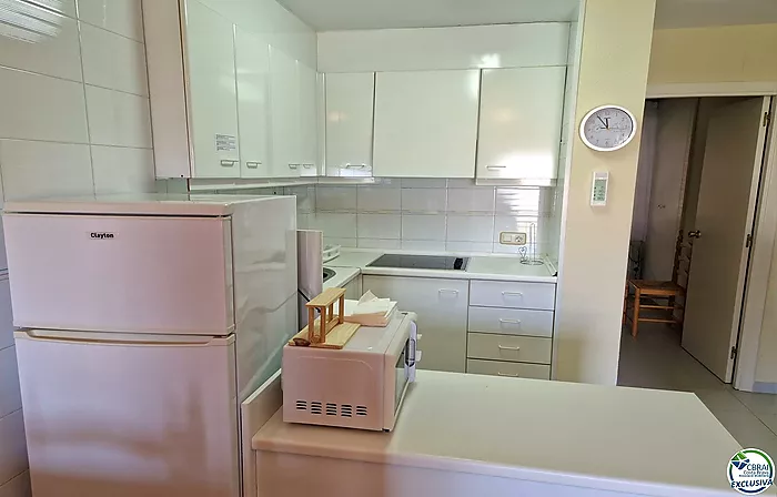 Apartamento de 2 habitaciones dobles, ubicado en la encantadora zona del Puerto Pesquero de Roses.
