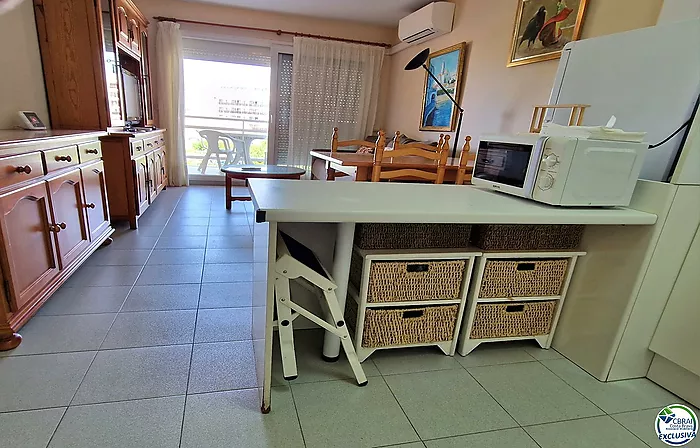Apartamento de 2 habitaciones dobles, ubicado en la encantadora zona del Puerto Pesquero de Roses.