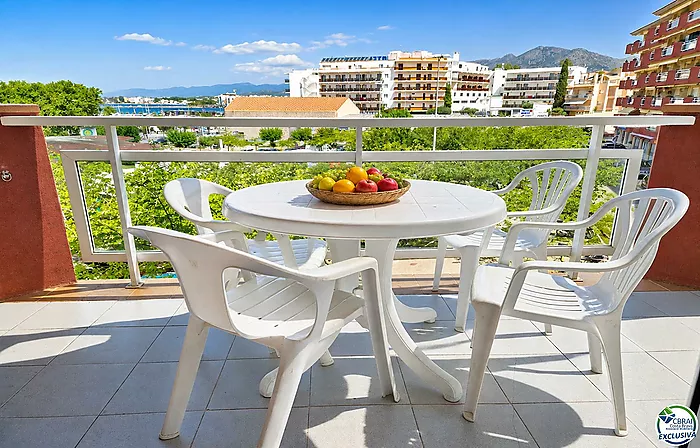 Apartamento de 2 habitaciones dobles, ubicado en la encantadora zona del Puerto Pesquero de Roses.