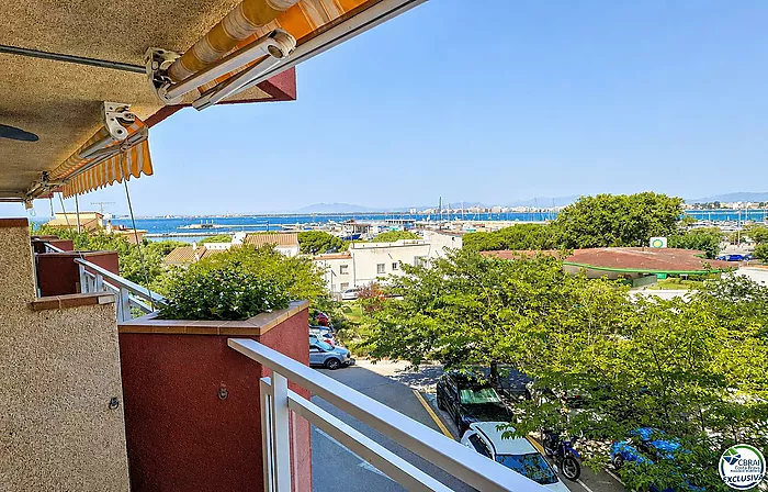 Apartamento de 2 habitaciones dobles, ubicado en la encantadora zona del Puerto Pesquero de Roses.