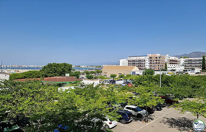 Apartamento de 2 habitaciones dobles, ubicado en la encantadora zona del Puerto Pesquero de Roses.