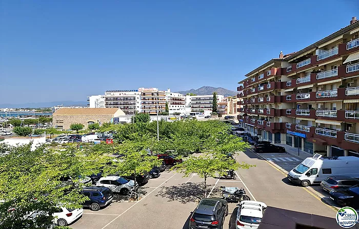 Apartamento de 2 habitaciones dobles, ubicado en la encantadora zona del Puerto Pesquero de Roses.
