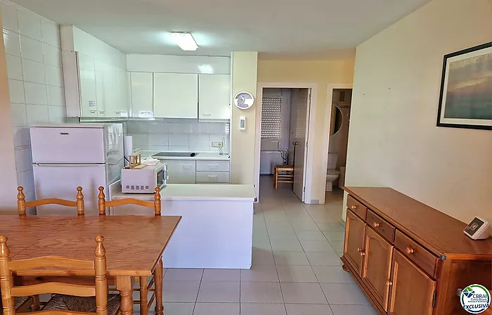 Apartamento de 2 habitaciones dobles, ubicado en la encantadora zona del Puerto Pesquero de Roses.