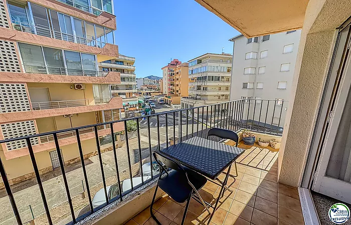 Acogedor apartamento de 2 habitaciones con terraza — Roses (Santa Margarita)
