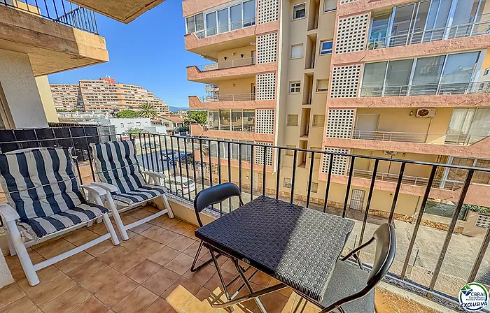 Acogedor apartamento de 2 habitaciones con terraza — Roses (Santa Margarita)