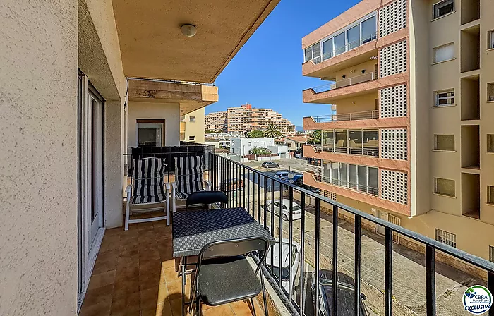 Acogedor apartamento de 2 habitaciones con terraza — Roses (Santa Margarita)