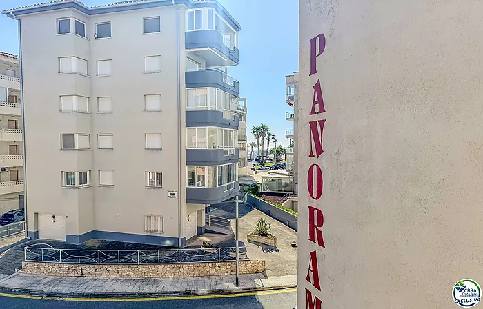 Acogedor apartamento de 2 habitaciones con terraza — Roses (Santa Margarita)