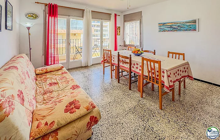 Acogedor apartamento de 2 habitaciones con terraza — Roses (Santa Margarita)