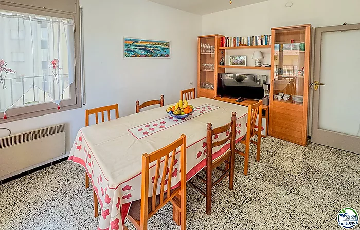 Acogedor apartamento de 2 habitaciones con terraza — Roses (Santa Margarita)