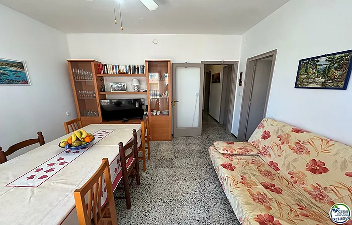 Acogedor apartamento de 2 habitaciones con terraza — Roses (Santa Margarita)