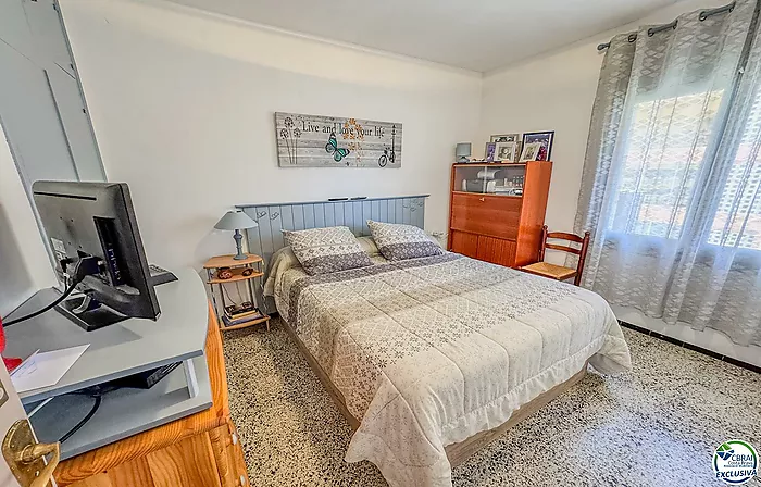 Acogedor apartamento de 2 habitaciones con terraza — Roses (Santa Margarita)