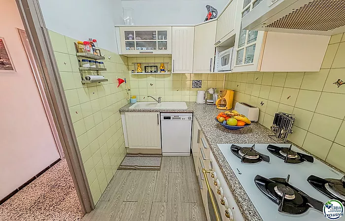 Acogedor apartamento de 2 habitaciones con terraza — Roses (Santa Margarita)