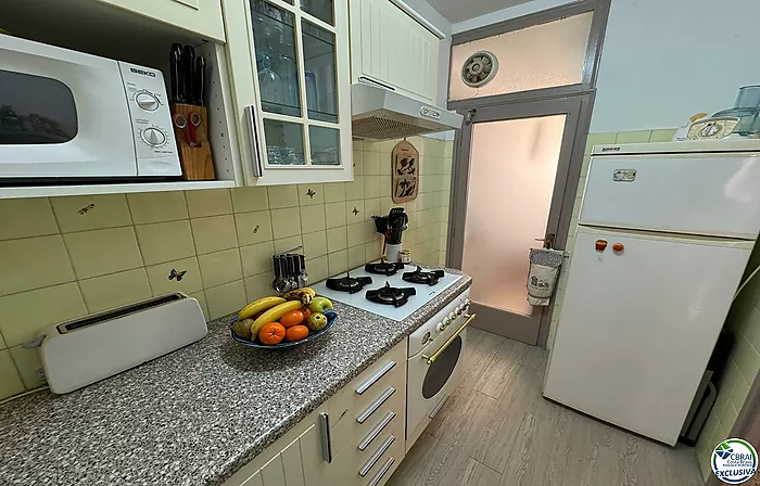 Acogedor apartamento de 2 habitaciones con terraza — Roses (Santa Margarita)