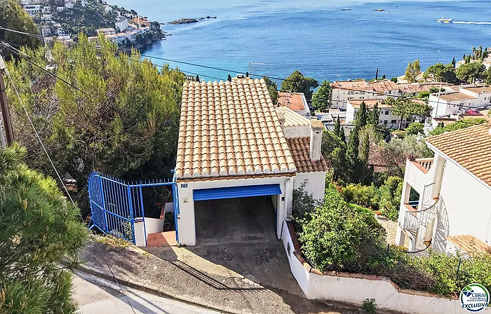 VILLA CON VISTAS AL MAR EN CANYELLES: PRIVACIDAD, LUZ NATURAL Y EL MEDITERRÁNEO COMO PROTAGONISTA