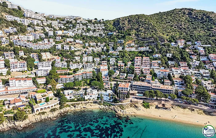 VILLA CON VISTAS AL MAR EN CANYELLES: PRIVACIDAD, LUZ NATURAL Y EL MEDITERRÁNEO COMO PROTAGONISTA