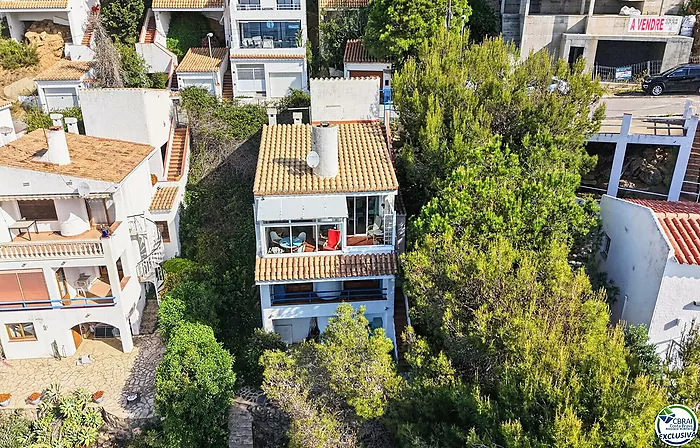 VILLA CON VISTAS AL MAR EN CANYELLES: PRIVACIDAD, LUZ NATURAL Y EL MEDITERRÁNEO COMO PROTAGONISTA