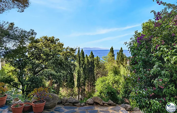 VILLA CON VISTAS AL MAR EN CANYELLES: PRIVACIDAD, LUZ NATURAL Y EL MEDITERRÁNEO COMO PROTAGONISTA
