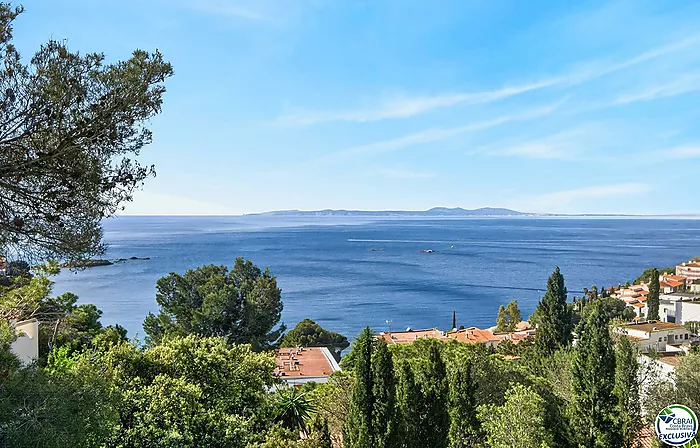 VILLA CON VISTAS AL MAR EN CANYELLES: PRIVACIDAD, LUZ NATURAL Y EL MEDITERRÁNEO COMO PROTAGONISTA