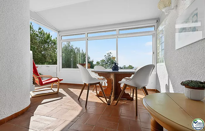 VILLA CON VISTAS AL MAR EN CANYELLES: PRIVACIDAD, LUZ NATURAL Y EL MEDITERRÁNEO COMO PROTAGONISTA