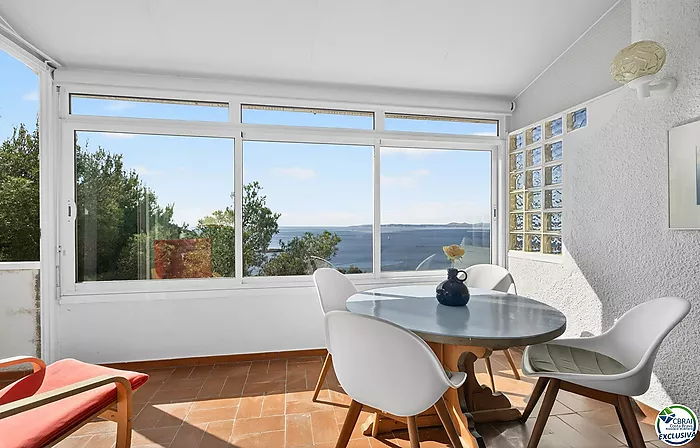 VILLA CON VISTAS AL MAR EN CANYELLES: PRIVACIDAD, LUZ NATURAL Y EL MEDITERRÁNEO COMO PROTAGONISTA