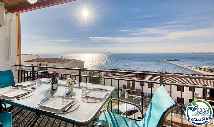 Apartamento totalmente reformado con vistas al mar en el 2º muelle de Roses