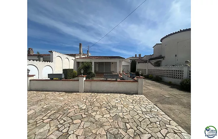 Casa de planta baja para reformar en Peni, con garaje, posibilidad de piscina y orientación suroeste.