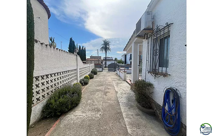 Casa de planta baja para reformar en Peni, con garaje, posibilidad de piscina y orientación suroeste.