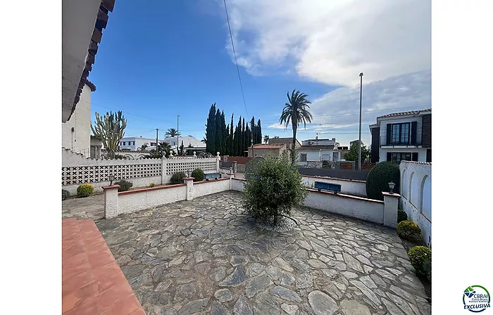 Casa de planta baja para reformar en Peni, con garaje, posibilidad de piscina y orientación suroeste.