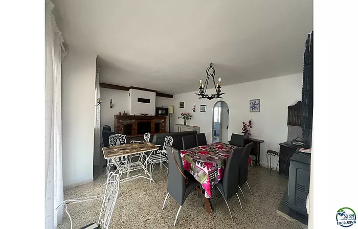 Casa de planta baja para reformar en Peni, con garaje, posibilidad de piscina y orientación suroeste.