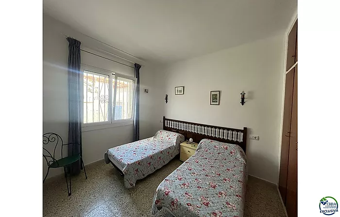 Casa de planta baja para reformar en Peni, con garaje, posibilidad de piscina y orientación suroeste.