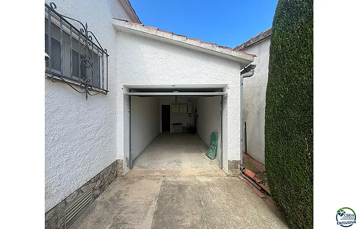Casa de planta baja para reformar en Peni, con garaje, posibilidad de piscina y orientación suroeste.