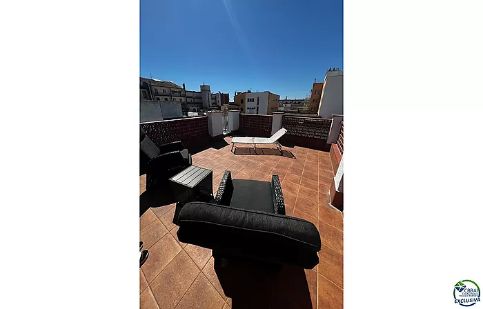 Empuriabrava, petite maison de vacances à vendre en plein centre-ville, à seulement 800 m de la plage.