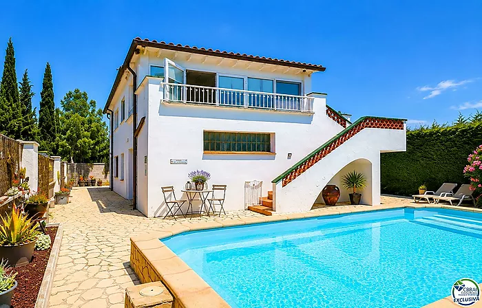 Casa muy cuidada y muy bien situada en la Garriga en Roses