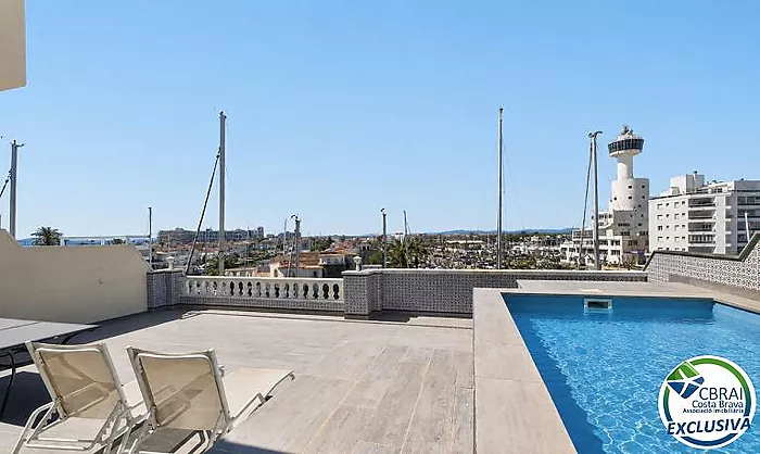 CAVALL DE MAR Attique en duplex avec grande terrasse, piscine privée et vue sur le canal