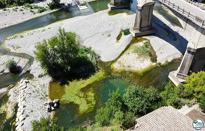 Excepcional complejo rural de 1.360 m² frente al río Fluvià en el corazón del Alt Empordà