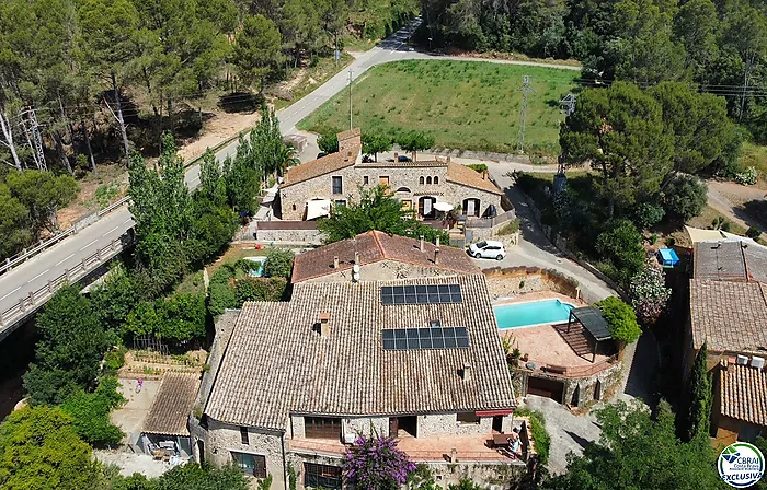 Excepcional complejo rural de 1.360 m² frente al río Fluvià en el corazón del Alt Empordà