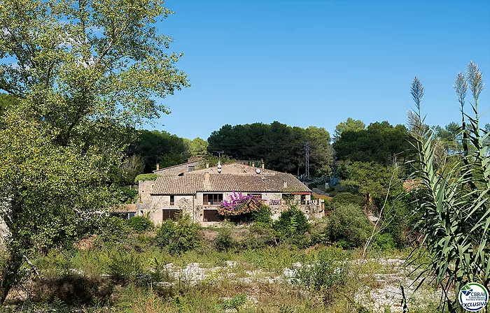 Excepcional complejo rural de 1.360 m² frente al río Fluvià en el corazón del Alt Empordà
