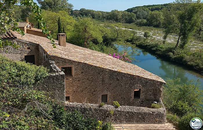 Excepcional complejo rural de 1.360 m² frente al río Fluvià en el corazón del Alt Empordà