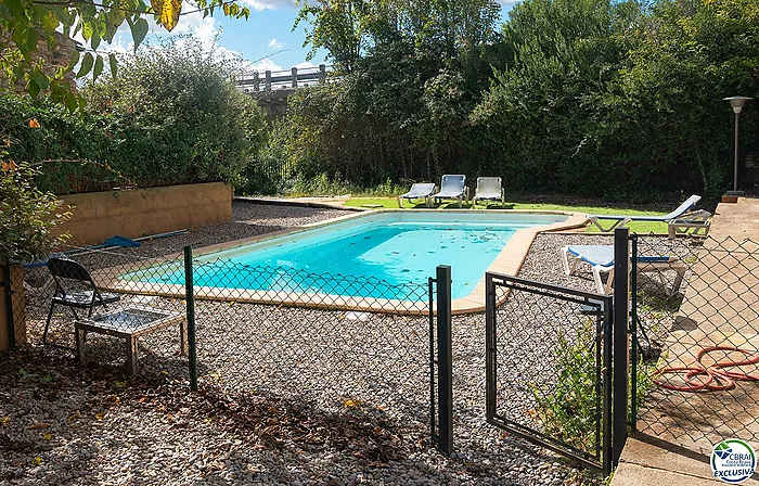 Excepcional complejo rural de 1.360 m² frente al río Fluvià en el corazón del Alt Empordà