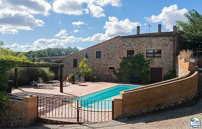 Excepcional complejo rural de 1.360 m² frente al río Fluvià en el corazón del Alt Empordà