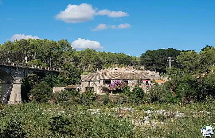 Excepcional complejo rural de 1.360 m² frente al río Fluvià en el corazón del Alt Empordà