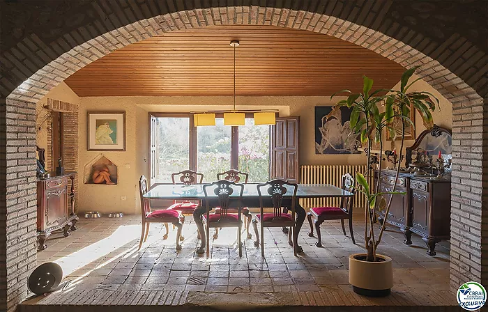 Excepcional complejo rural de 1.360 m² frente al río Fluvià en el corazón del Alt Empordà