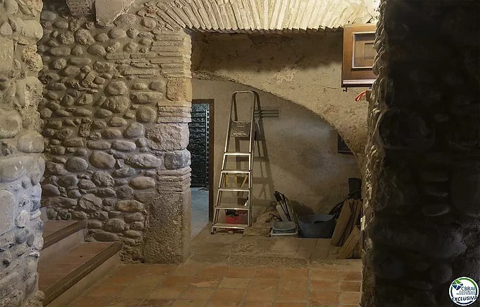 Excepcional complejo rural de 1.360 m² frente al río Fluvià en el corazón del Alt Empordà