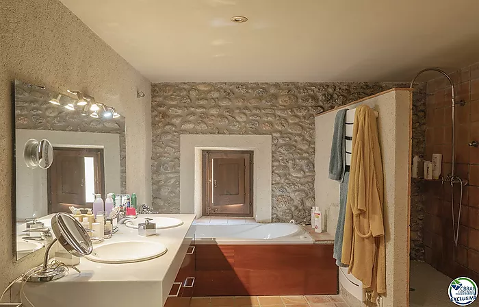 Excepcional complejo rural de 1.360 m² frente al río Fluvià en el corazón del Alt Empordà